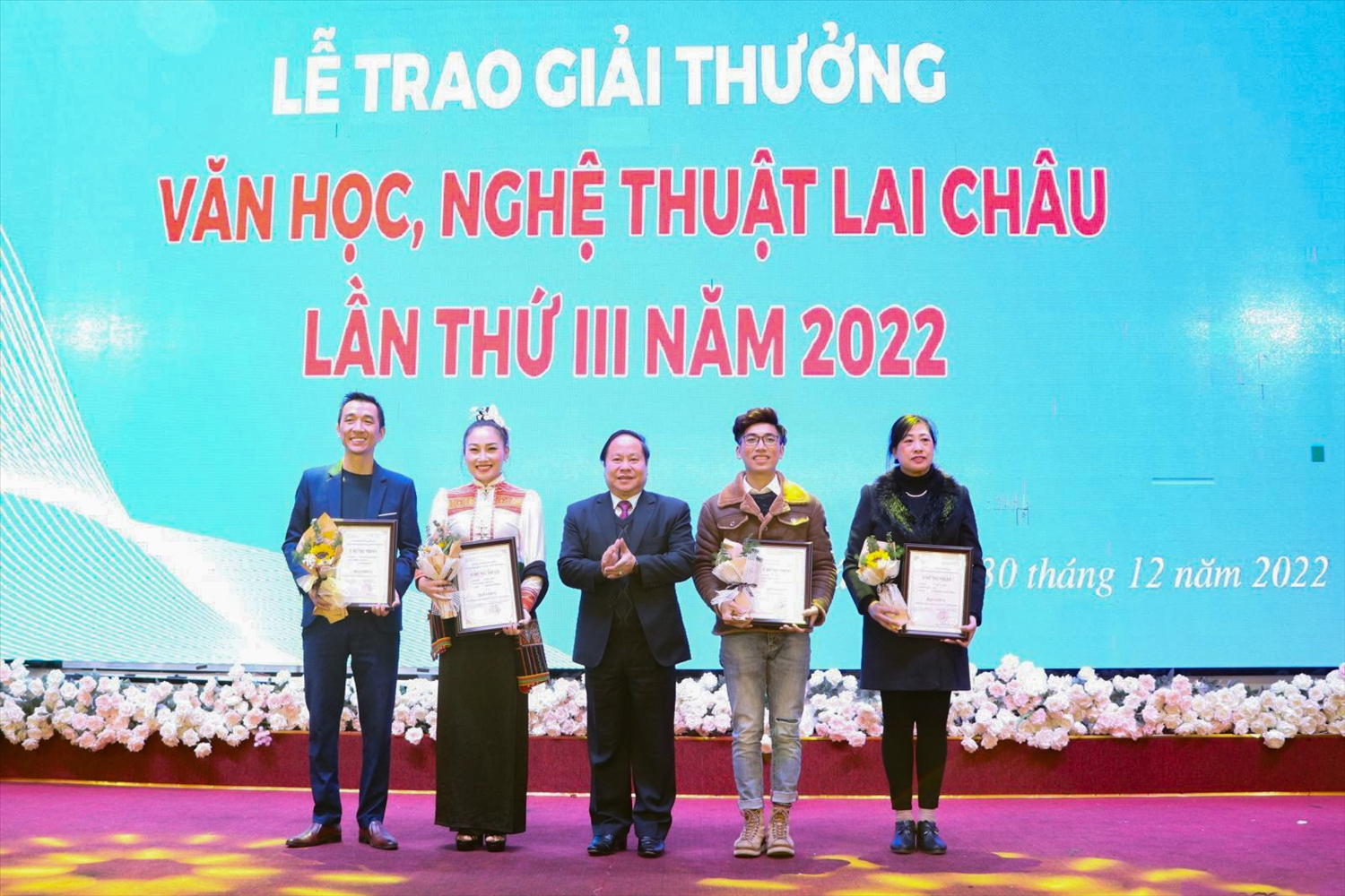 Ông Tống Thanh Hải, Phó Chủ tịch Thường trực UBND tỉnh, Chủ tịch Hội đồng Xét tặng giải thưởng Văn học, Nghệ thuật Lai Châu lần thứ III năm 2022 trao giải A cho các tác giả đạt Giải. 