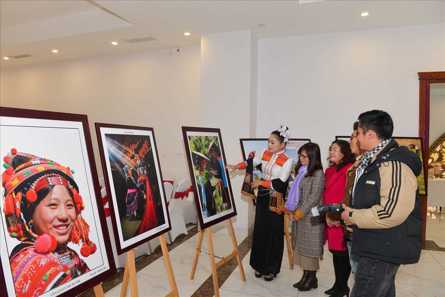  Các đại biểu tham quan không gian trưng bày các tác phẩm thuộc chuyên ngành nhiếp ảnh. 