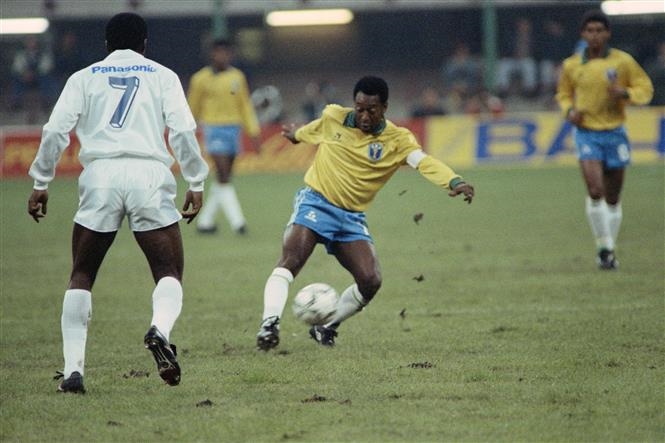  Huyền thoại bóng đá Brazil Pele (trái) đi bóng trong trận đấu giao hữu của đội tuyển các ngôi sao bóng đá thế giới với tuyển Brazil nhân ngày sinh nhật thứ 50 của ông ở Milan (Italy) ngày 31/10/1990
