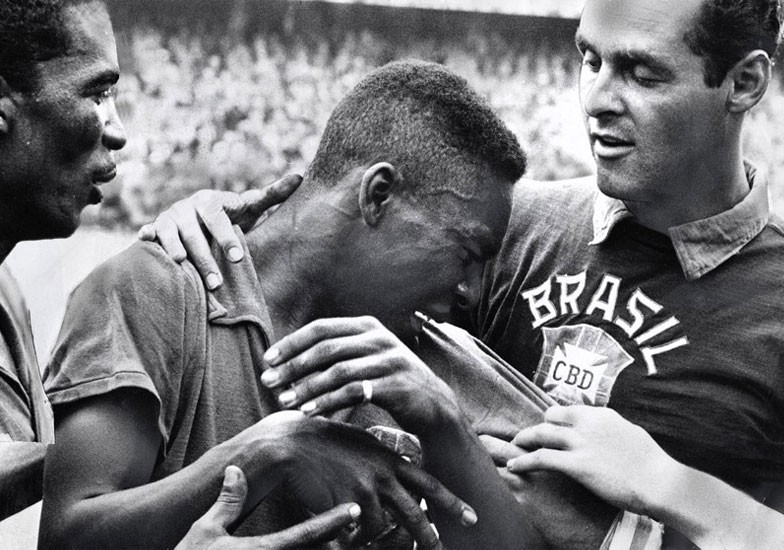 Chàng trai Pelé 17 tuổi bật khóc trên vai thủ môn Gilmar sau khi Brazil vô địch World Cup 1958