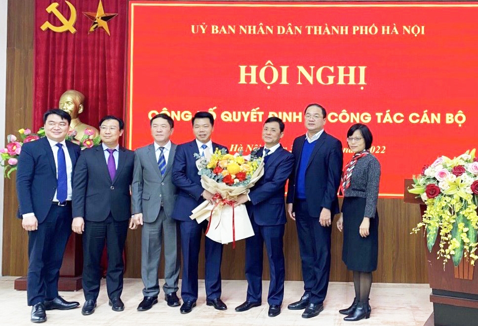 Phó Chủ tịch HĐND TP. Hà Nội Phạm Quý Tiên cùng các thành viên Thường trực HĐND Thành phố tặng hoa chúc mừng ông Nguyễn Nguyên Quân 
