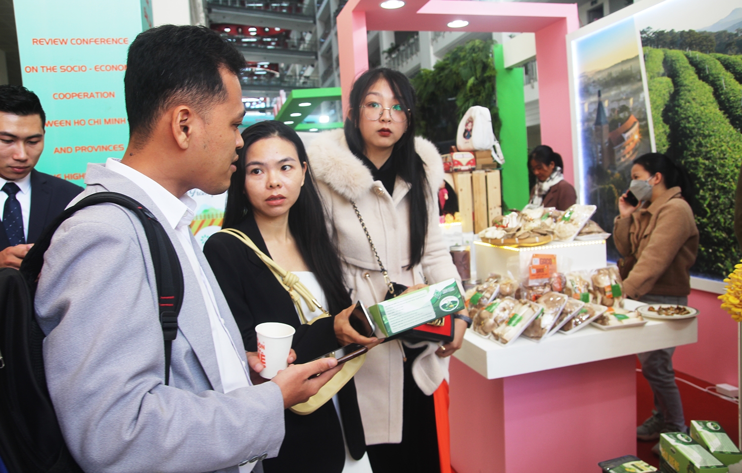 Du khách tham quan gian hàng trưng bày đặc sản TP. Hồ Chí Minh và vùng 5 tỉnh Tây nguyên
