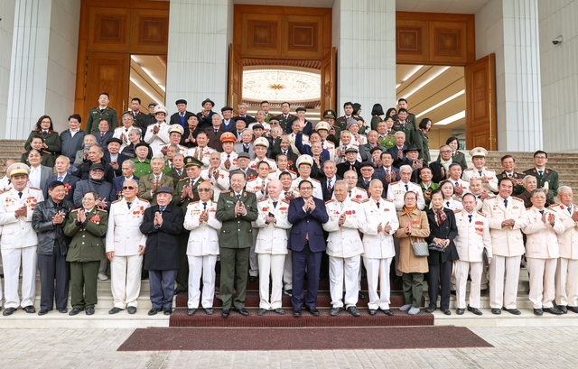 Thủ tướng Phạm Minh Chính và Đại tướng Tô Lâm, Bộ trưởng Bộ Công an chụp ảnh lưu niệm với các đại biểu - Ảnh: VGP/Nhật Bắc