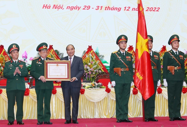 Chủ tịch nước Nguyễn Xuân Phúc trao Huân chương Lao động hạng Nhất tặng Hội Cựu chiến binh Việt Nam. Ảnh: Trọng Đức-TTXVN
