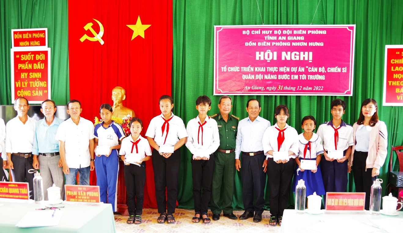 Đại tá Phạm Văn Phong - Chính ủy Bộ đội Biên phòng tỉnh An Giang trao học bổng đến 7 em là dân tộc Khmer 