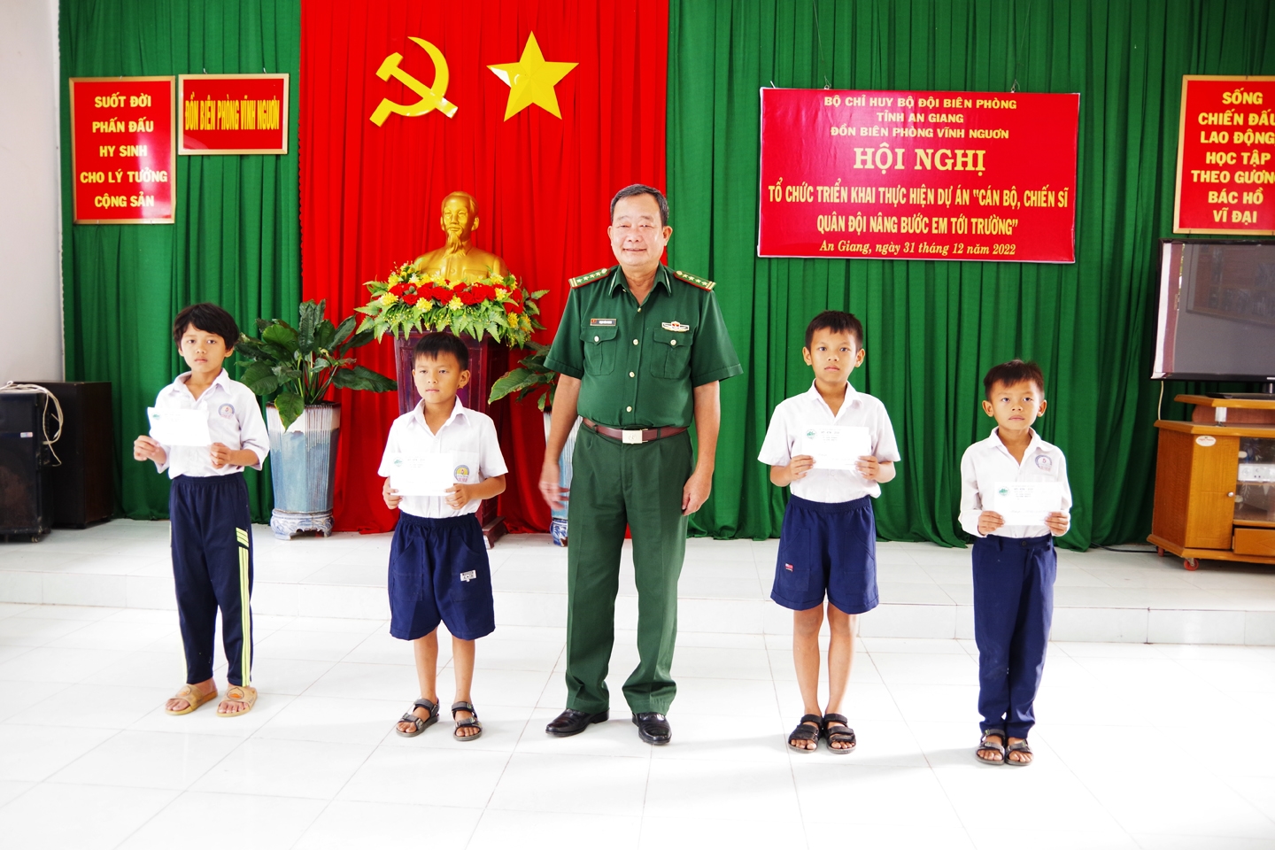 Đại tá Phạm Văn Phong trao học bổng đến các em thuộc khu vực biên giới Vĩnh Nguơn 
