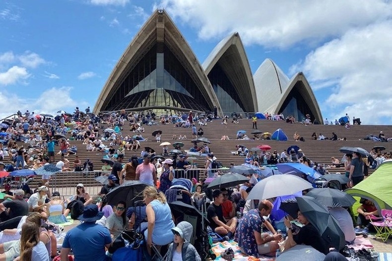 Cảnh đông đúc bên ngoài Nhà hát Opera Sydney ngày cuối năm 2022. (Ảnh: ABC)