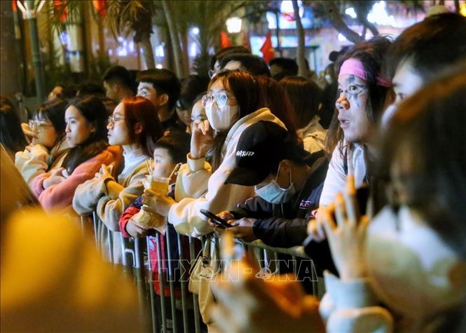 Đông đảo người dân tập trung tại Quảng trường Cách mạng tháng Tám, chuẩn bị cho buổi Countdown (đếm ngược) đón năm mới 2023. Ảnh: Tuấn Đức/TTXVN