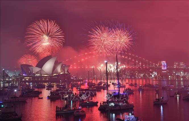 Màn pháo hoa "gia đình truyền thống" rực rỡ sắc màu được bắn khởi động trên cầu cảng Sydney và Nhà hát Opera của Australia. Ảnh tư liệu: AFP/TTXVN