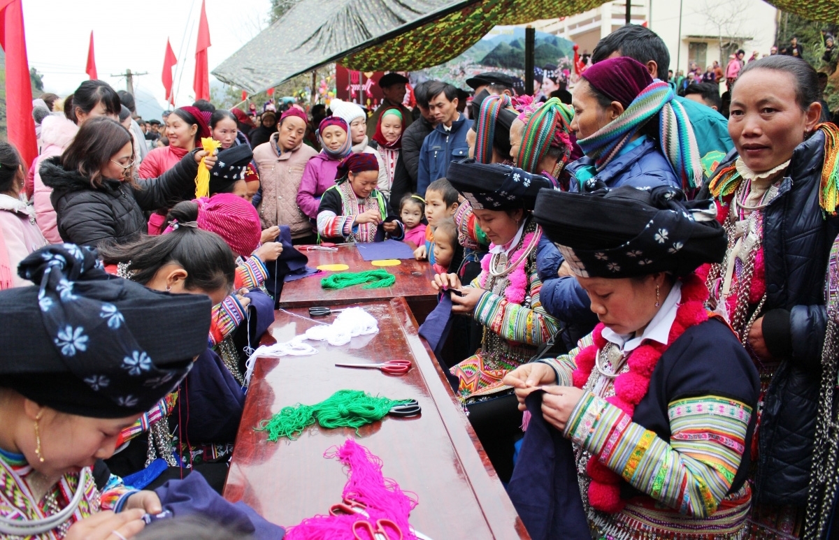 Thi thêu thổ cẩm truyền thống tại Ngày hội văn hóa dân tộc Dao