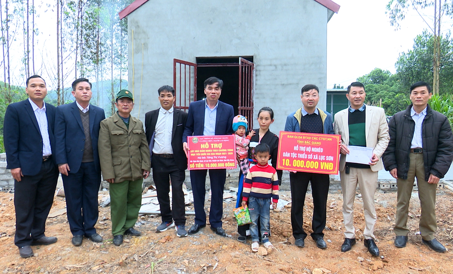 Đoàn công tác trao tiền hỗ trợ hộ chị Tống Thị Vượng