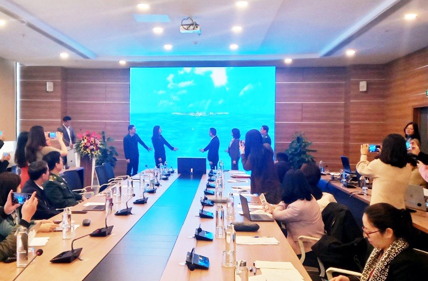Các đại biểu nhấn nút khai trương nền tảng triển lãm số về chủ quyền biển, đảo Việt Nam phục vụ công tác thông tin đối ngoại, với tên gọi “Trường Sa Xanh"