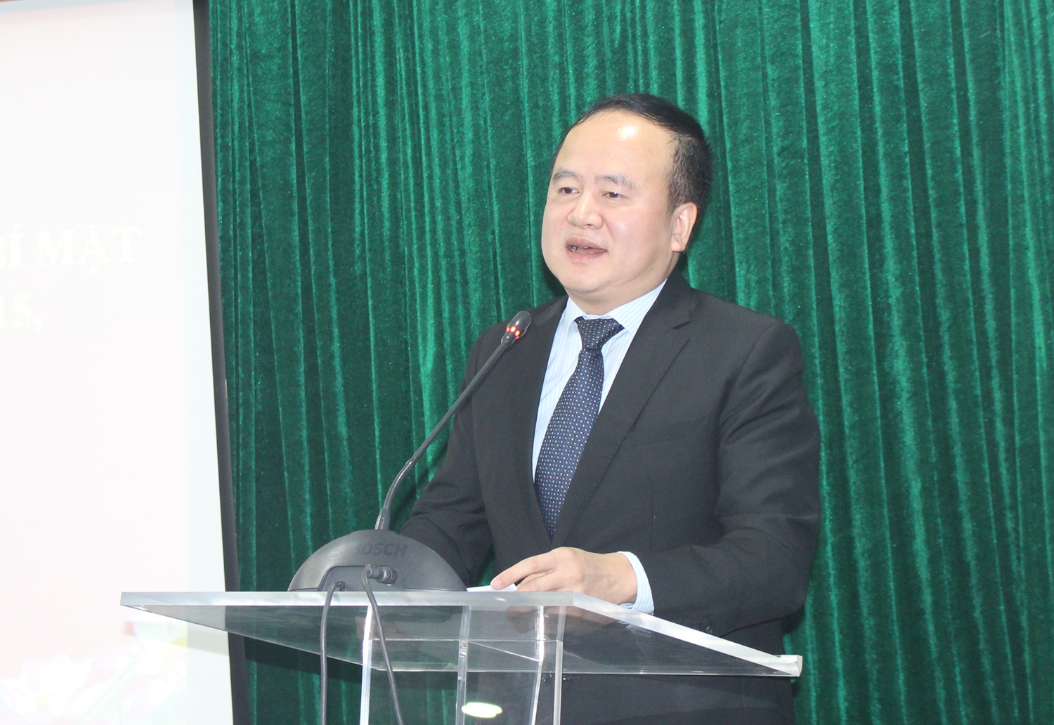 Ông Lò Quang Tú - Chánh Văn phòng Ủy ban, Trưởng ban Tổ chức lớp học phát biểu tại Lễ khai giảng Lớp bồi dưỡng