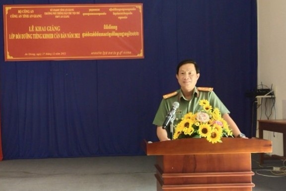 Đại tá Nguyễn Nhật Trường, Phó Bí thư Đảng uỷ - Phó Giám đốc Công an tỉnh An Giang phát biểu tại Lễ khai giảng