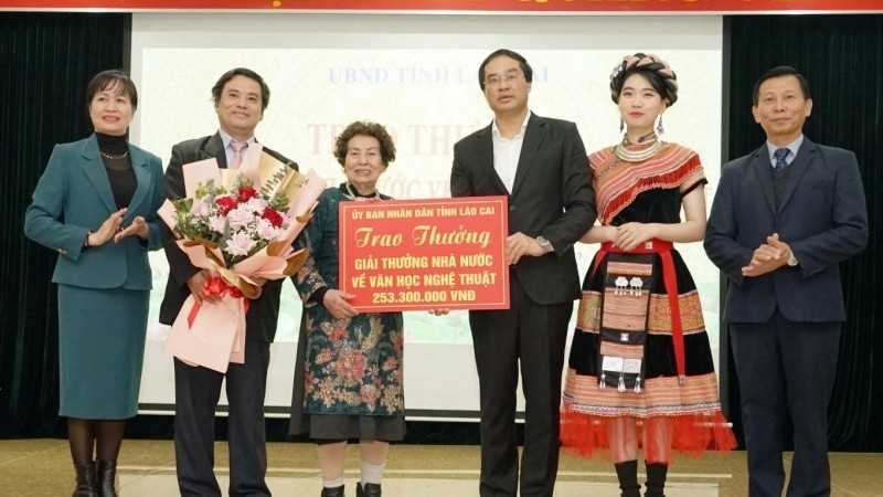 Chủ tịch Ủy ban nhân dân tỉnh Trịnh Xuân Trường trao thưởng cho gia đình cố Nghệ sĩ nhân dân Lương Kim Vĩnh.