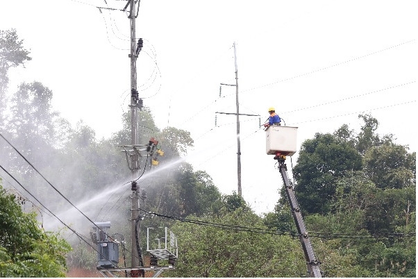Vệ sinh cách điện đang mang điện bằng nước áp lực cao tại huyện Tràng Định