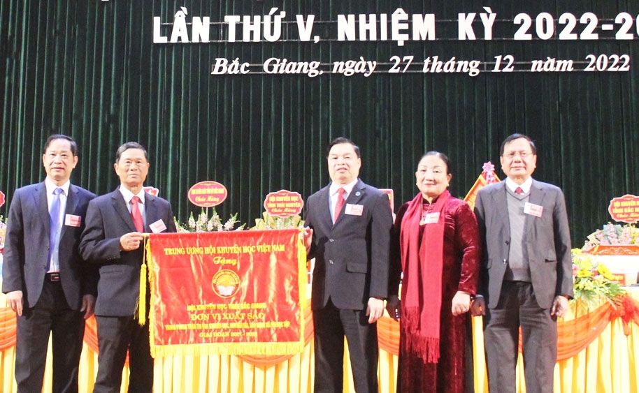 Hội Khuyến học tỉnh Bắc Giang nhận cờ thi đua xuất sắc giai đoạn 2017 - 2022 của Hội Khuyến học Việt Nam