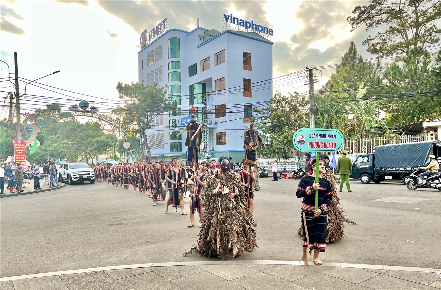 Hơn 500 nghệ nhân biểu diễn cồng chiêng đường phố Pleiku với thanh âm cồng chiêng sôi động và điệu múa xoang nhịp nhàng
