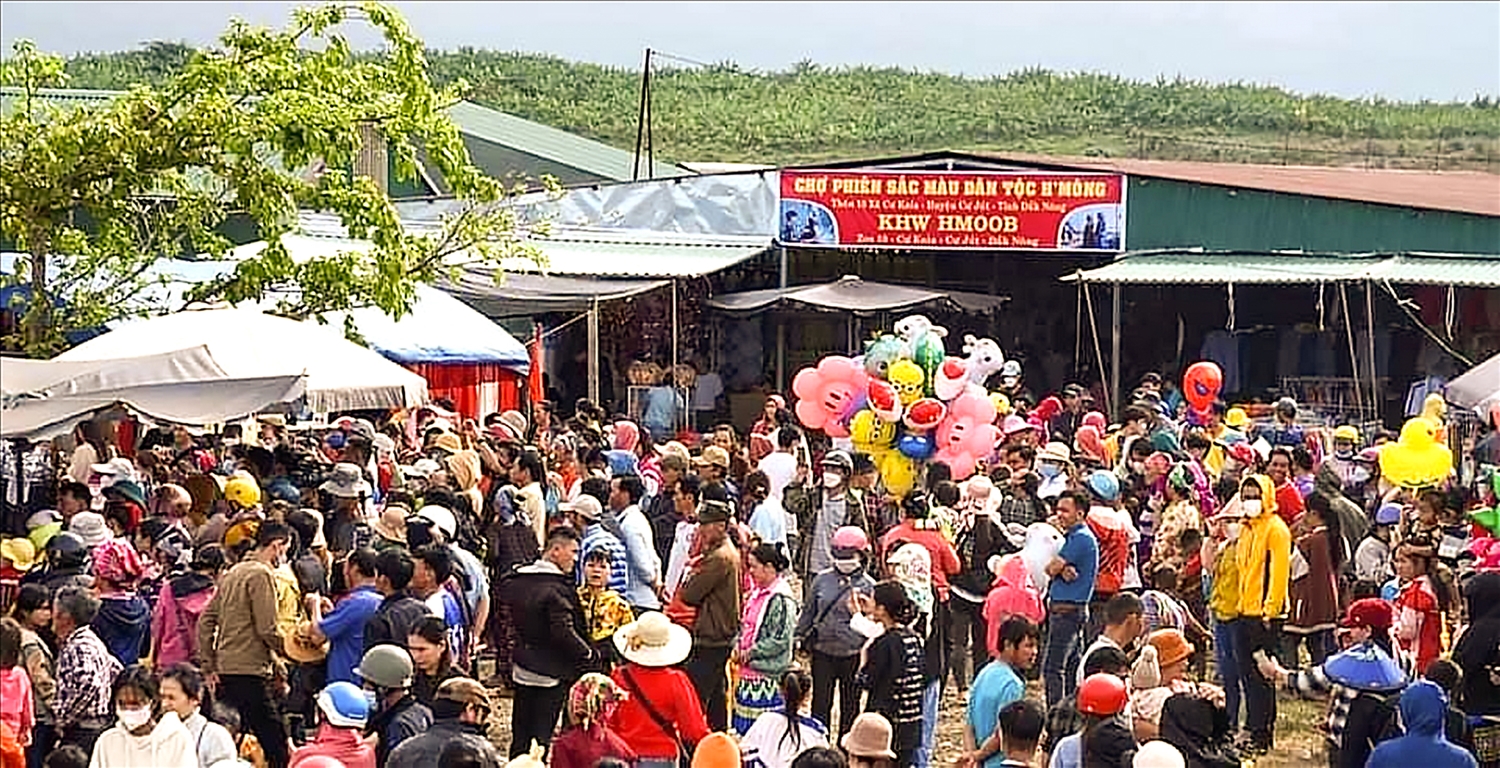Chợ phiên dân tộc Mông trên cao nguyên Đắk Nông 1