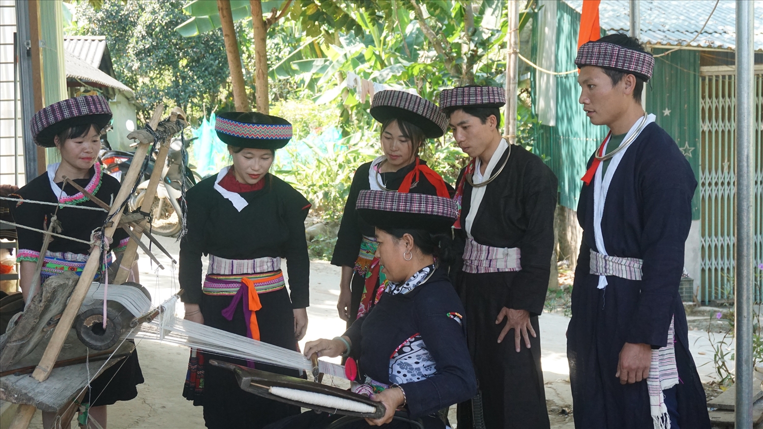 Tỉnh Lào Cai có gần 300 cơ sở sản xuất thổ cẩm với các sản phẩm là thêu, dệt, may trang phục truyền thống