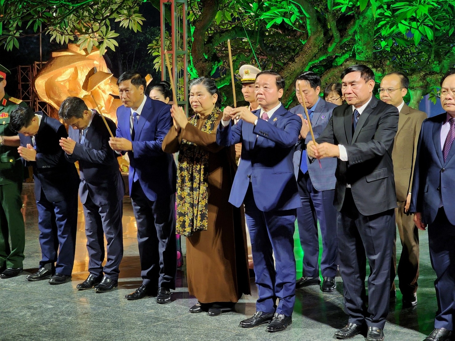 Phó Thủ tướng Trần Hồng Hà cùng các đồng chí nguyên lãnh đạo Đảng, Nhà nước, lãnh đạo tỉnh Điện Biên dâng hương tri ân tại điểm cầu Nghĩa trang liệt sĩ A1