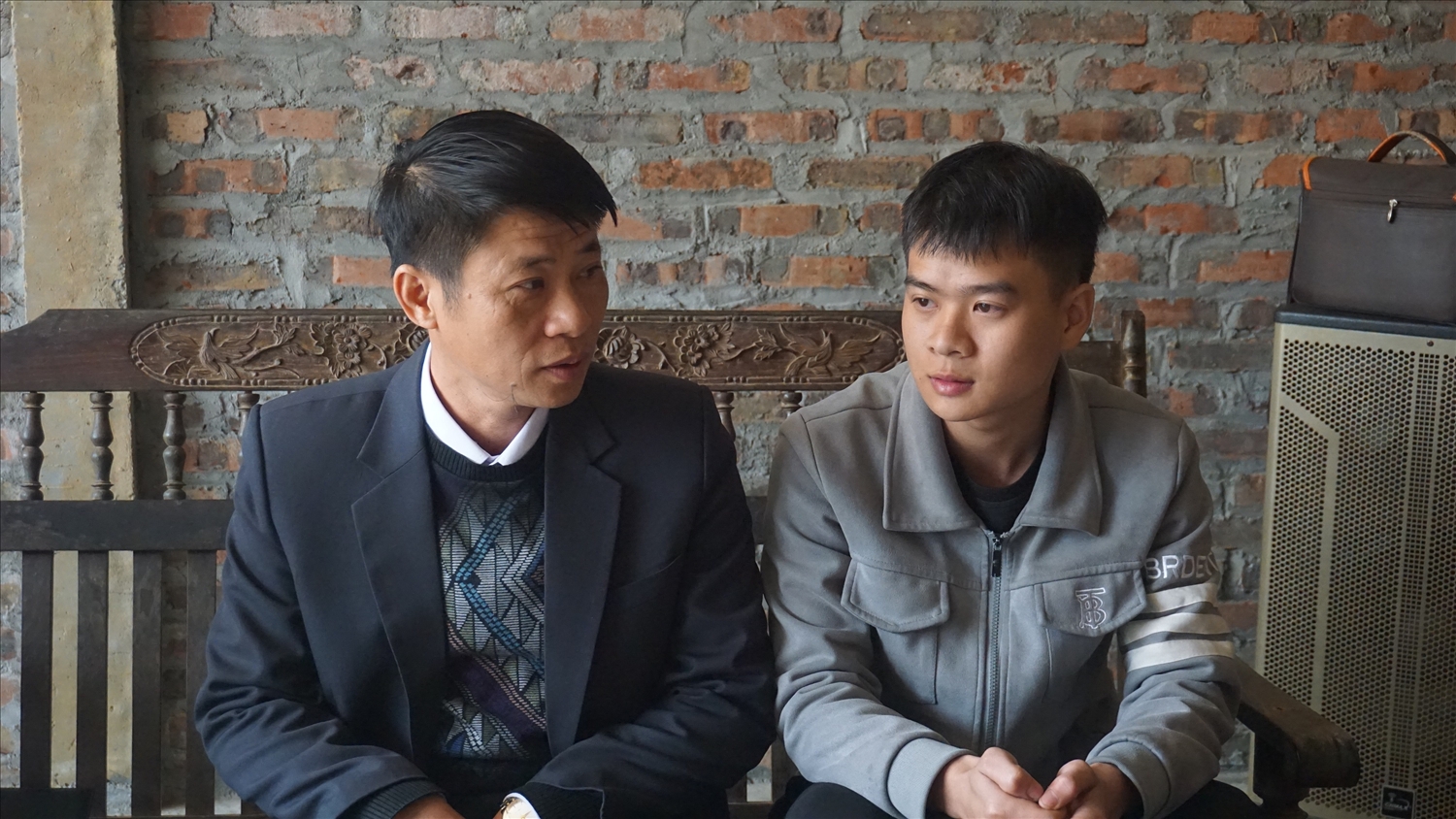 Lý Văn Tiên (phải ảnh) là một trong 28 thanh niên của thành phố Lào Cai viết đơn tình nguyện lên đường nhập ngũ