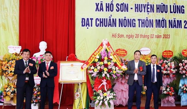 Lãnh đạo Sở Nông nghiệp và Phát triển nông thôn trao Bằng công nhận xã đạt chuẩn NTM cho đại diện xã Hồ Sơn
