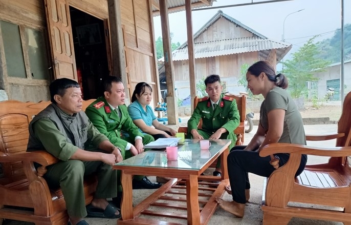 Ông Phạm Mạnh Hưng, Người có uy tín bản Co Me, xã Trung Sơn (ngoài cùng bên trái) cùng lực lượng công an xã xuống thăm hỏi, động viên gia đình có người nghiện ma túy