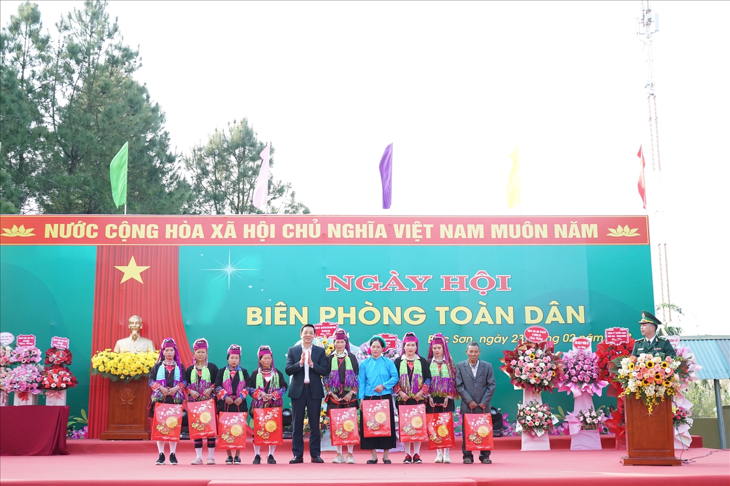 Ông Nguyễn Văn Hồi, Trưởng ban Dân vận Tỉnh ủy, Chủ tịch MTTQ tỉnh Quảng Ninh tặng quà cho 9 hộ nghèo khu vực biên giới