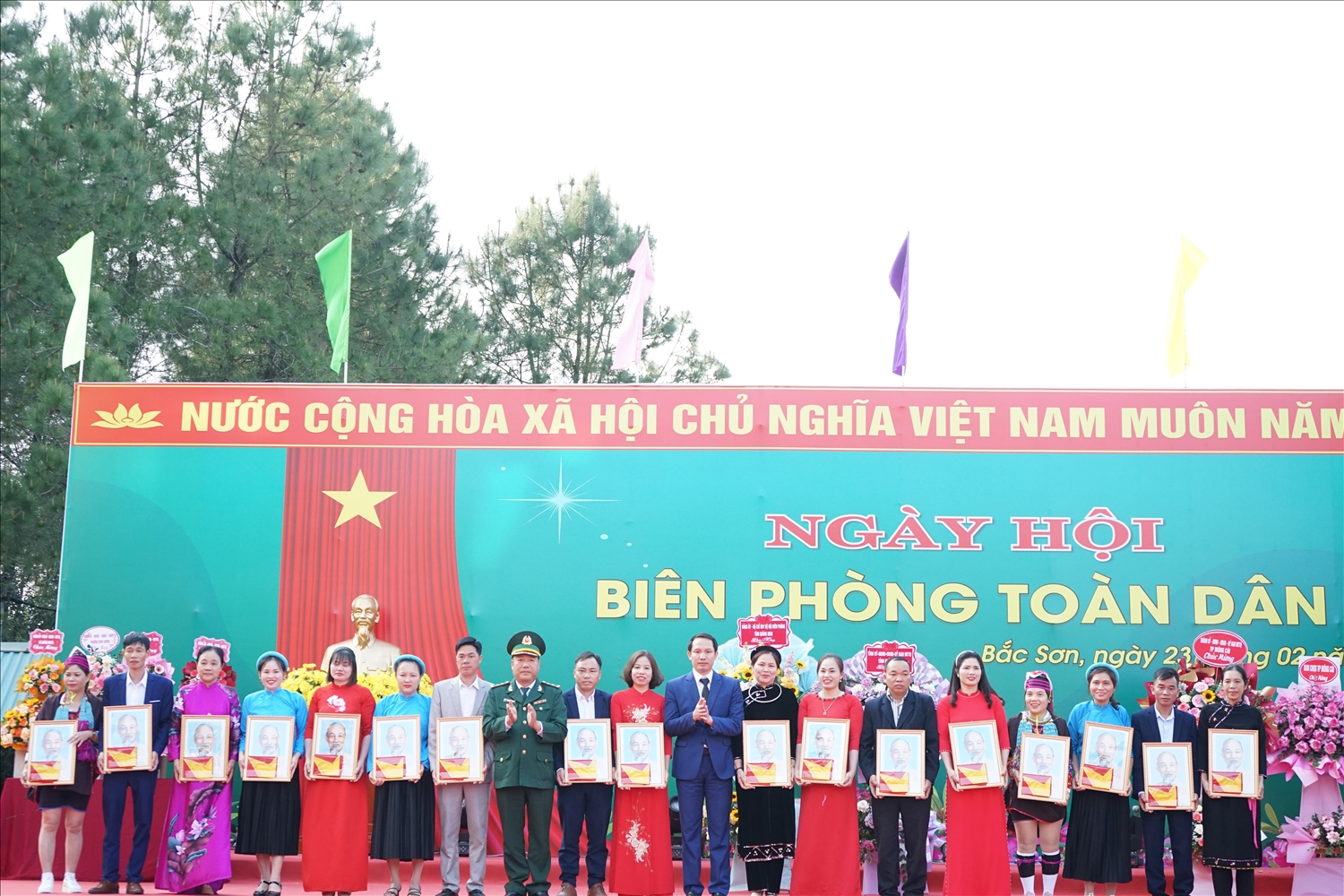 Đồn biên phòng Bắc Sơn và UBND xã Bắc Sơn tặng cờ và ảnh Bác cho 18 hộ dân khu vực biên giới