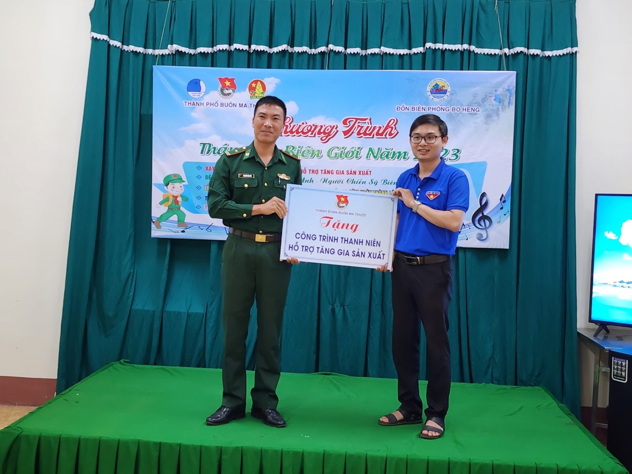 Đại diện Thành đoàn Buôn Ma Thuột tặng công trình thanh niên cho Đồn Biên phòng Bo Heng