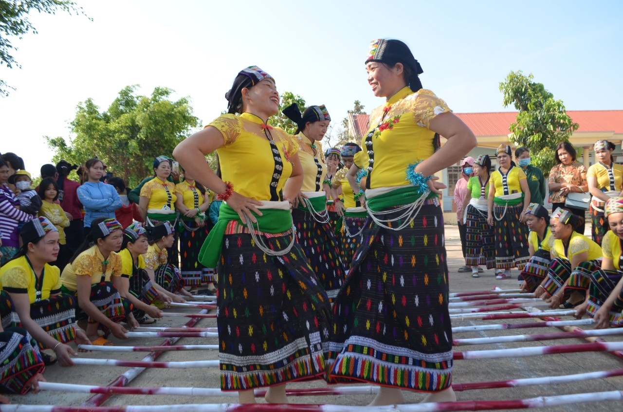  Nhân dân các dân tộc trên địa bàn xã Ia Lốp tham gia các hoạt động văn hóa, thể thao trong khuôn khổ chương trình