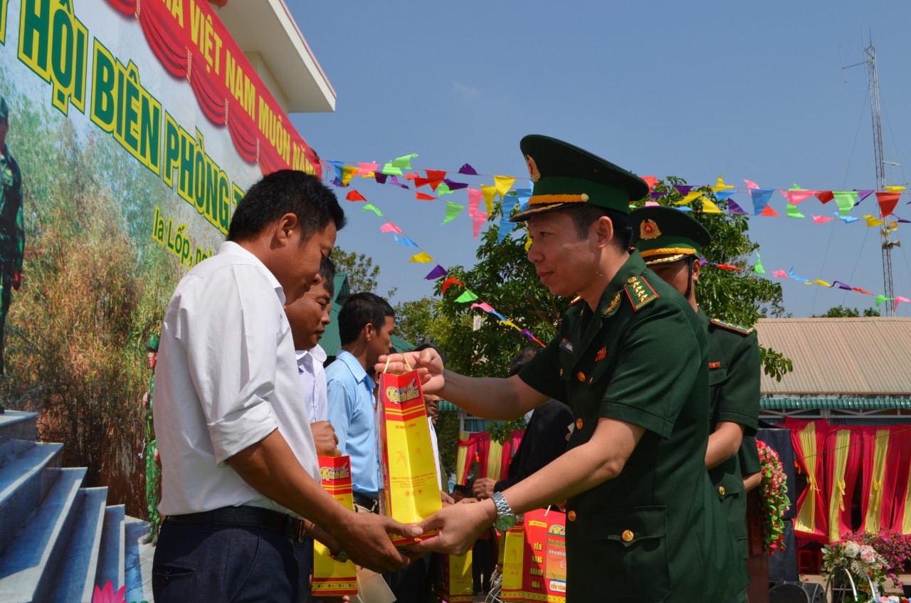 Đại tá Đỗ Quang Thấm, Phó Chính ủy Bộ đội Biên phòng tỉnh Đắk Lắk trao quà cho các cá nhân có thành tích xuất sắc