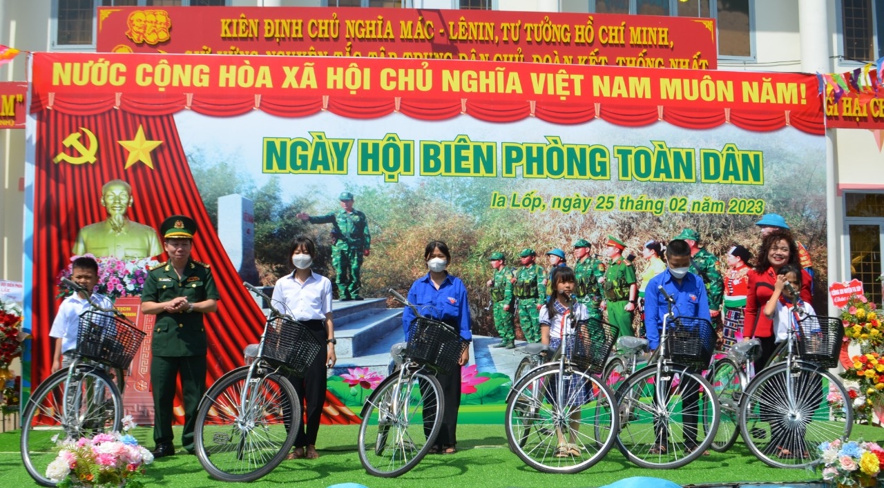 Đại tá Đỗ Quang Thấm, Phó Chính ủy Bộ đội Biên phòng tỉnh Đắk Lắk tặng xe đạp cho thiếu nhi