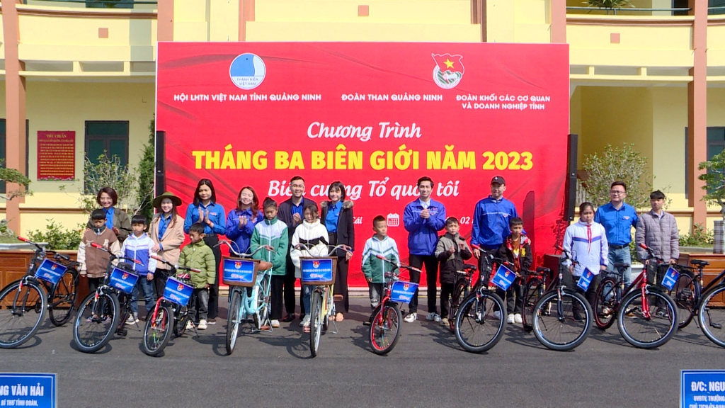 Tỉnh Đoàn Quảng Ninh và Đoàn Thanh niên Bộ Thông tin &Truyền thông trao tặng xe đạp cho 10 em học sinh có hoàn cảnh khó khăn trên địa bàn thành phố Móng Cái