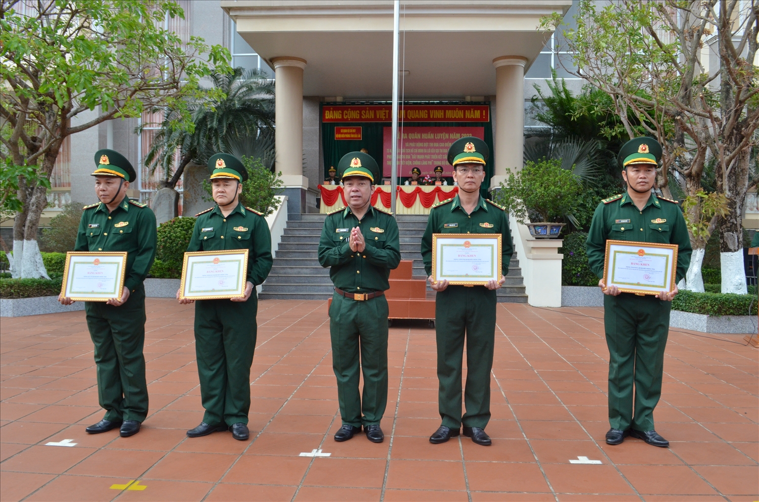 Lãnh đạo Bộ Chỉ huy BĐBP tỉnh Đắk Lắk trao Bằng khen của UBND tỉnh Đắk Lắk cho các tập thể có thành tích xuất sắc trong giao ước Cụm thi đua do BĐBP tỉnh tổ chức năm 2022.