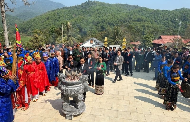 Lãnh đạo tỉnh Thanh Hóa, huyện Quan Sơn, Nhân dân và khách thập phương dâng hương tại Đền thờ Tư Mã Hai Đào