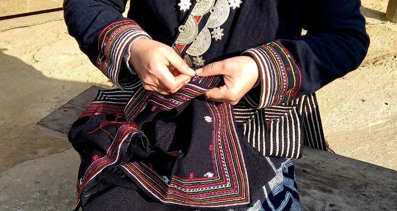 Trang phục của phụ nữ dân tộc Dao Tiền lấy màu chàm đen, chỉ màu xanh, trắng làm chủ đạo, tạo nên nét độc đáo riêng biệt
