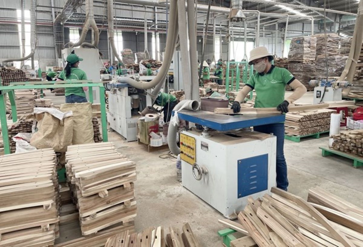 Việc thu hút nhà đầu tư về địa phương xây dựng nhà máy sản xuất và chế biến gỗ cũng được các cấp chính quyền tỉnh Quảng Trị chú trọng. (Trong ảnh: Nhà máy sản xuất và chế biến gỗ Tiến Phong, huyện Cam Lộ)