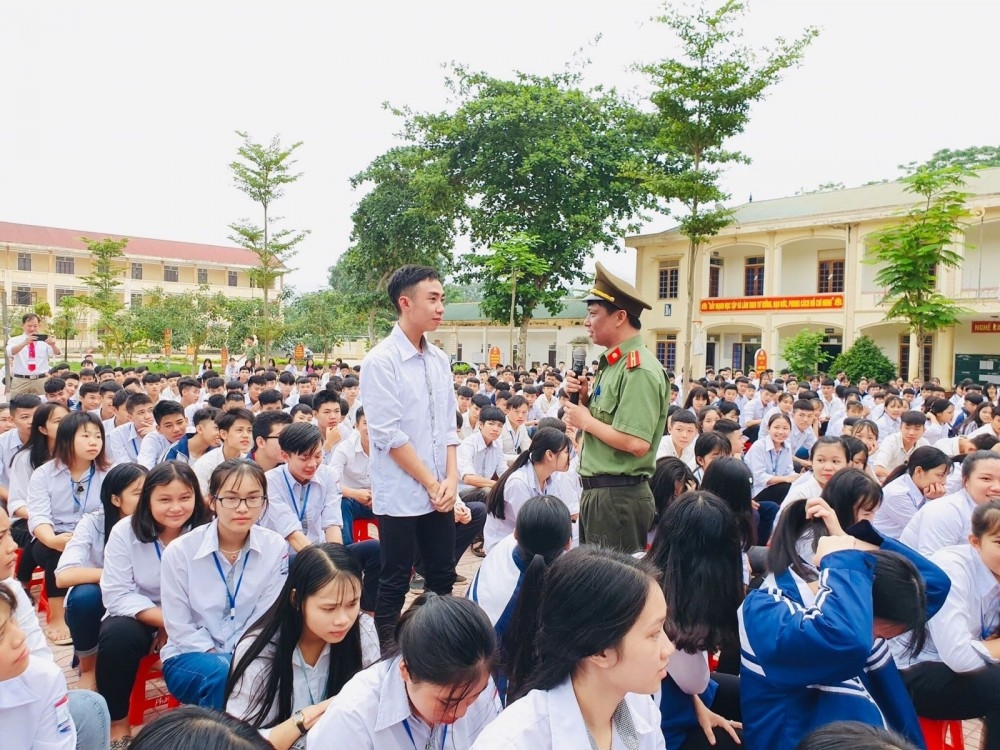 Tuyên truyền phòng chống ma túy cho học sinh Trường THPT Quế Phong. Ảnh tư liệu