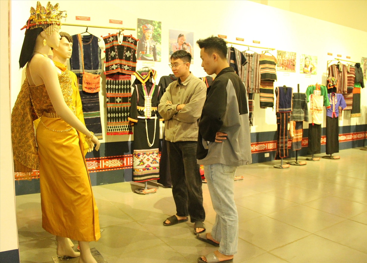 Nhiều du khách đến tham quan không gian trưng bày trang phục truyền thống các dân tộc ở Đắk Lắk