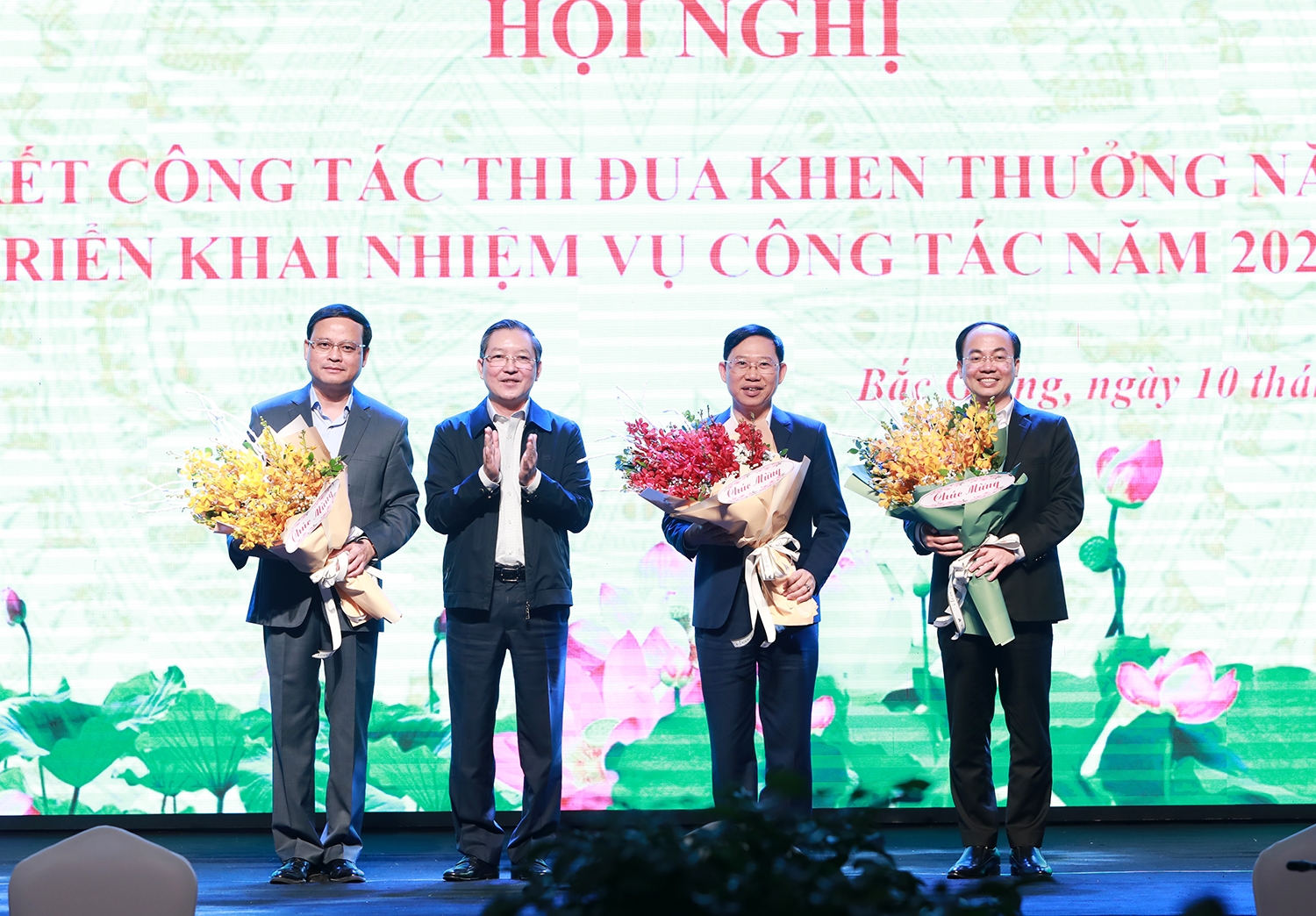 Ông Lương Quốc Đoàn - Ủy viên Trung ương Đảng, Chủ tịch Hội Nông dân Việt Nam, Ủy viên Hội đồng TĐKT Trung ương phụ trách Cụm thi đua tặng hoa các đơn vị Trưởng Cụm thi đua năm 2022 và Trưởng Cụm, Phó Trưởng Cụm thi đua năm 2023