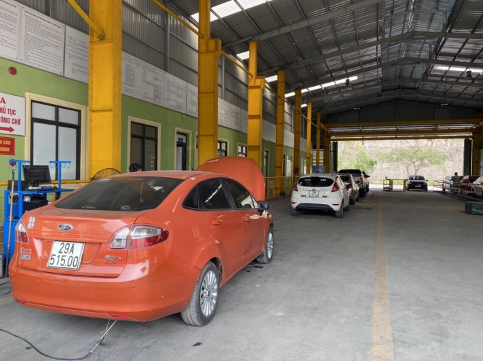 Một số xe ngoại tỉnh vào đăng kiểm tại Trung tâm đăng kiểm xe cơ giới 14-05D tại phường Quang Hanh, TP Cẩm Phả 