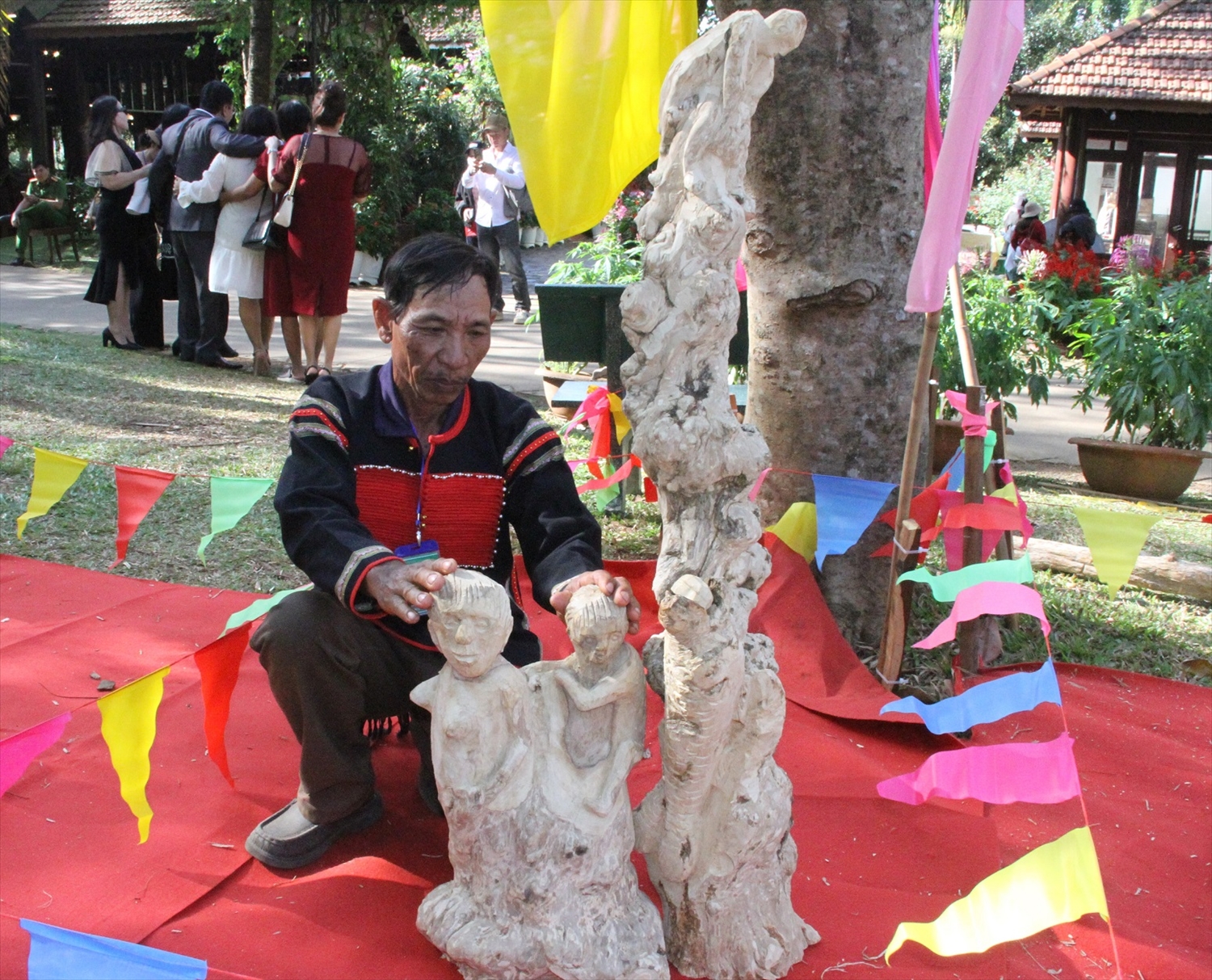 Tượng mẹ địu con của nghệ nhân ở huyện Cư M’gar, tỉnh Đắk Lắk