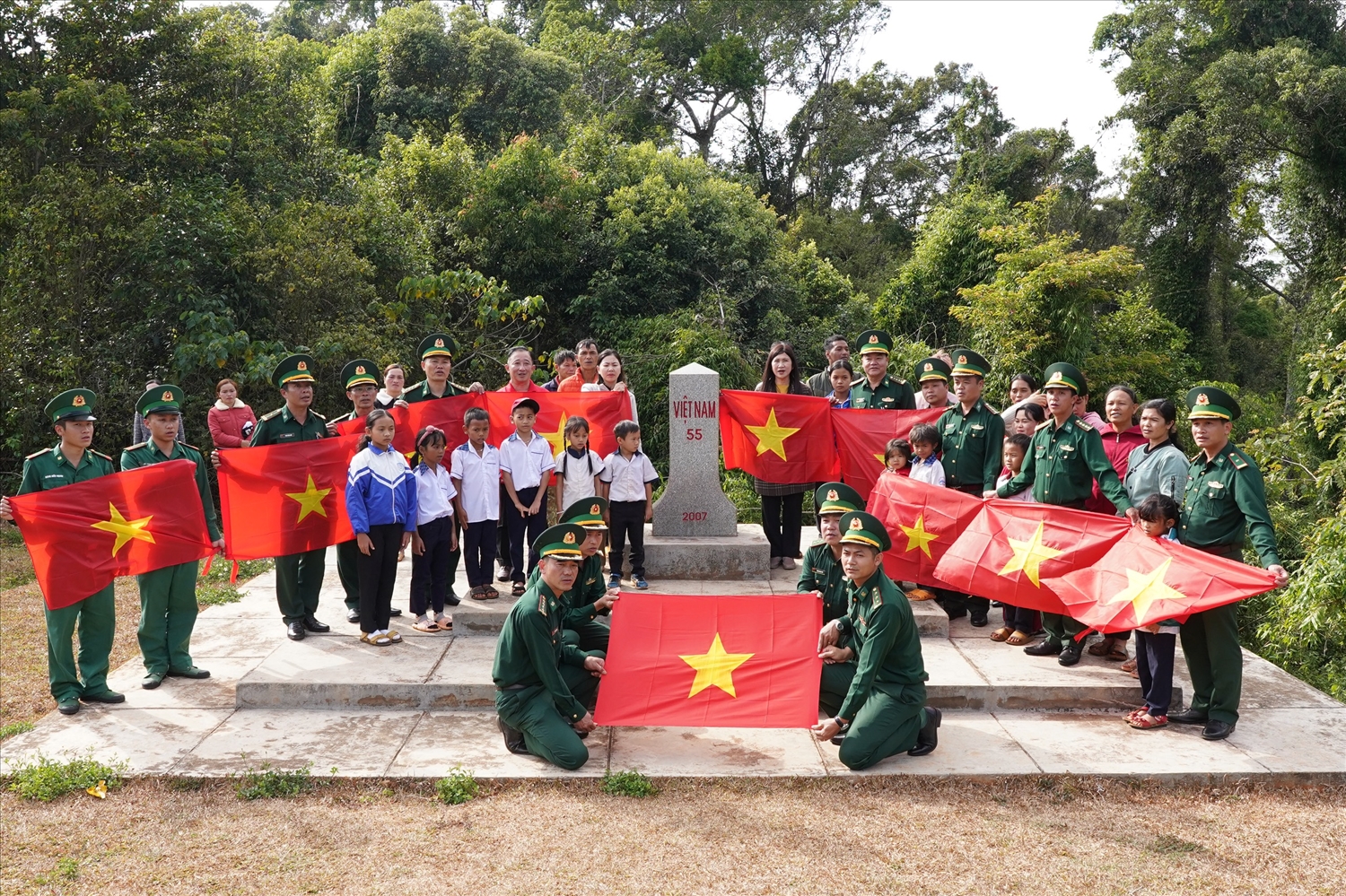 Năm 2023, Báo Người Lao động tặng 15.000 lá cờ Tổ quốc cho chiến sĩ, Nhân dân vùng biên