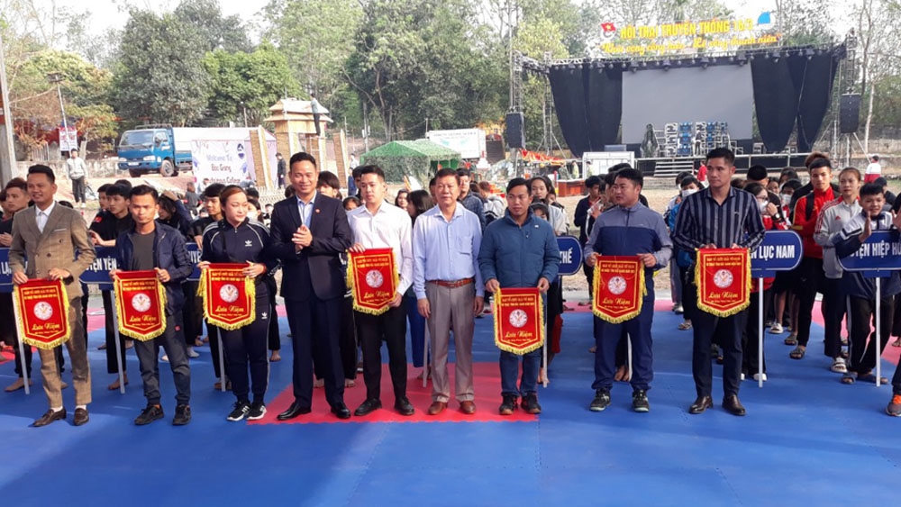 Ban tổ chức trao cờ lưu niệm cho các đoàn vận động viên tham dự Giải vô địch Võ thuật tỉnh Bắc Giang năm 2023