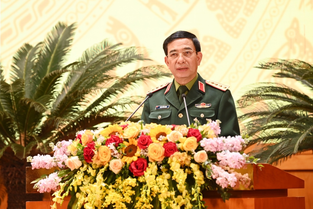 Đại tướng Phan Văn Giang, Ủy viên Bộ Chính trị, Phó Bí thư Quân ủy Trung ương, Bộ trưởng Bộ Quốc phòng, Phó Trưởng ban Thường trực Ban chỉ đạo xây dựng Đề án tổng kết 10 năm thực hiện Nghị quyết Trung ương 8 khóa XI, phát biểu chỉ đạo tại hội nghị