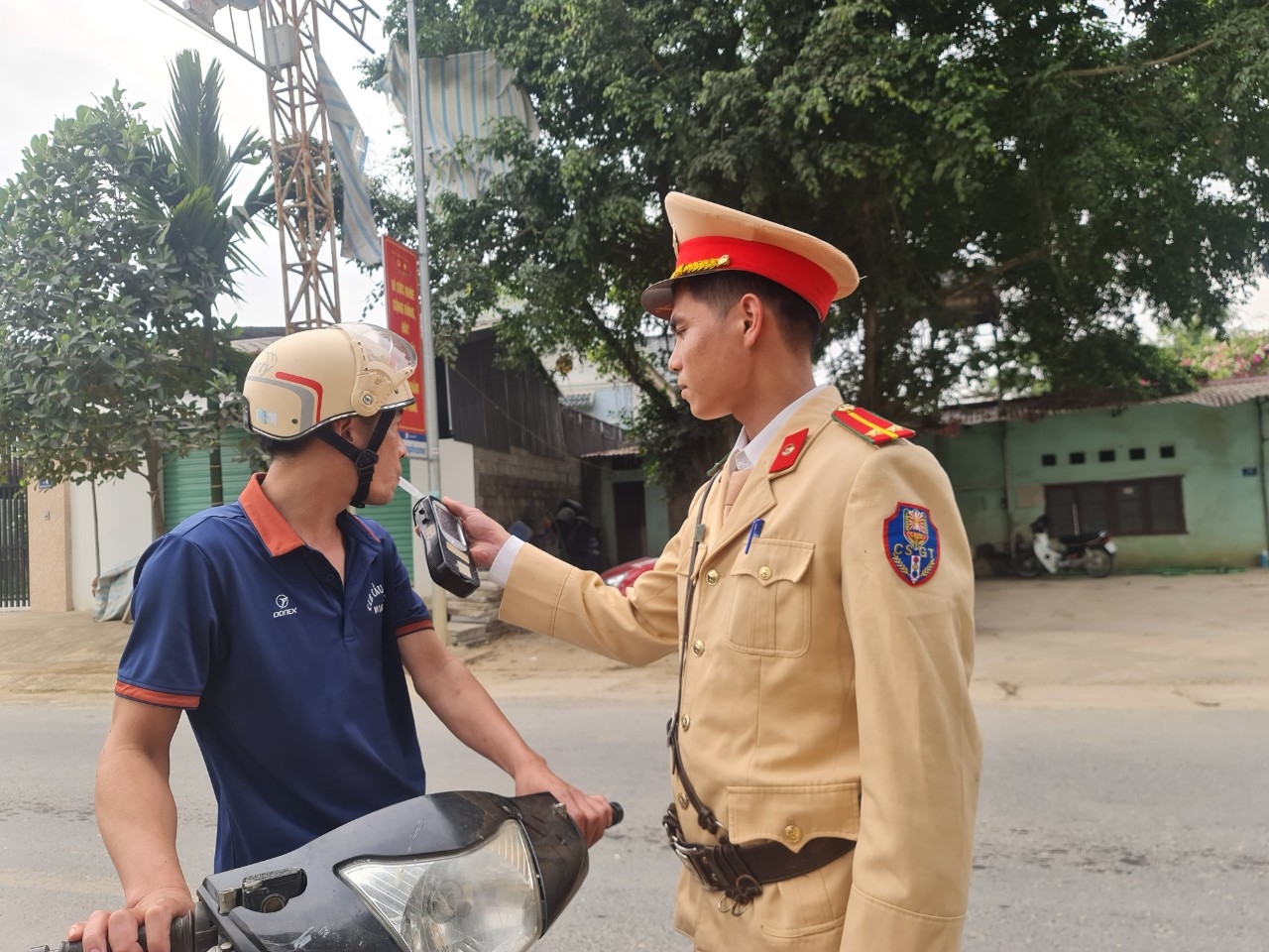 Lực lượng Cảnh sát giao thông, Công an huyện Lang Chánh kiểm tra nồng độ cồn người điều khiển phương tiện khi tham gia giao thông 
