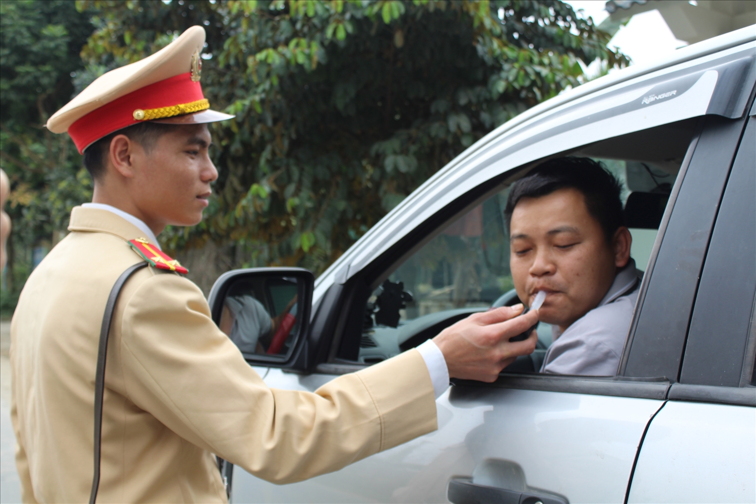 Cảnh sát giao thônh, Công an huyện Lang Chánh kiểm tra nồng độ cồn một người điều khiển ô tô trên tuyến đường đi xã Giao Thiện 