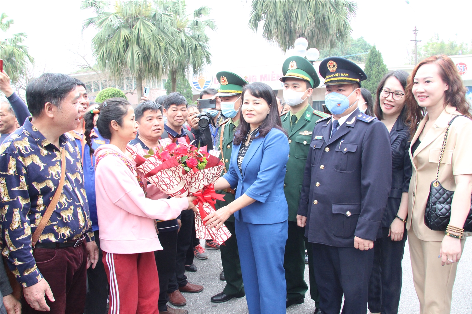 UBND thành phố Móng Cái tặng hoa, chúc mừng đoàn khách đầu tiên nhập cảnh sau thời gian gián đoạn vì Covid-19
